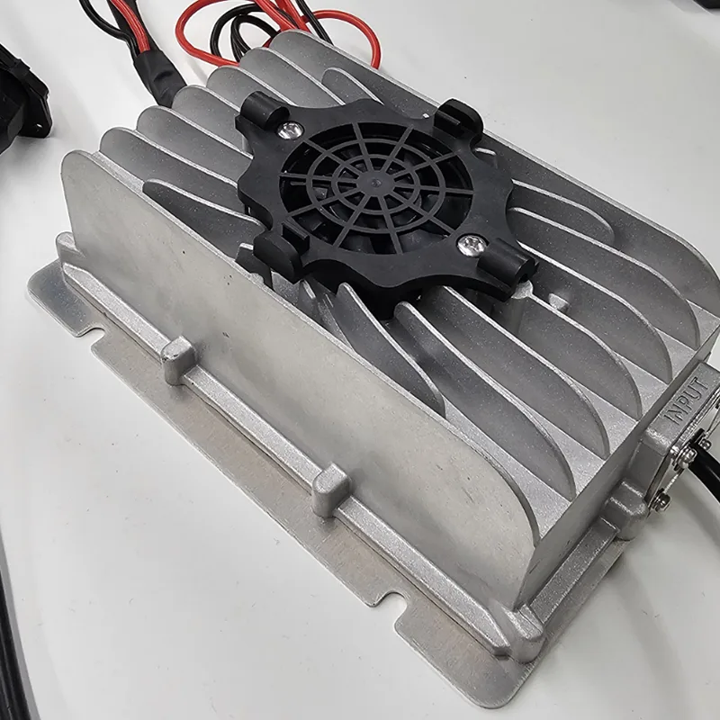 600 W:n suuritehoinen golfkärryjen ainutlaatuinen pikalaturi